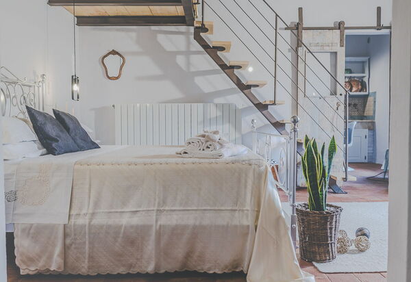 La Reggia Nel Podere: la-reggia-nel-podere-val-d-orcia-villa-bedroom