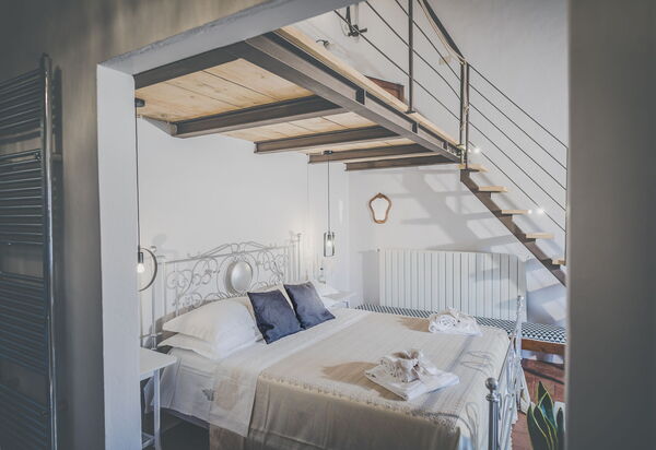 La Reggia Nel Podere: la-reggia-nel-podere-val-d-orcia-villa-bedroom