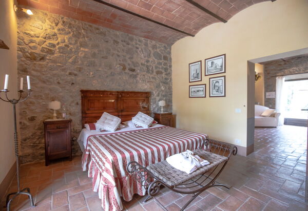 La Reggia Nel Podere: la-reggia-nel-podere-val-d-orcia-villa-bedroom