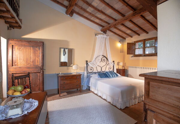 La Reggia Nel Podere: la-reggia-nel-podere-val-d-orcia-villa-bedroom