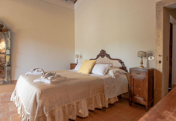 La Reggia Nel Podere: la-reggia-nel-podere-val-d-orcia-villa-bedroom