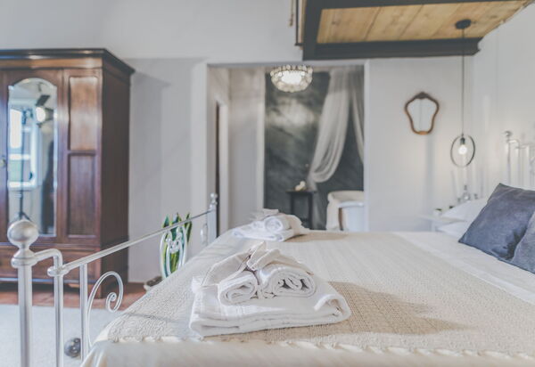 La Reggia Nel Podere: la-reggia-nel-podere-val-d-orcia-villa-bedroom