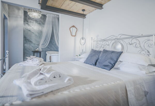 La Reggia Nel Podere: la-reggia-nel-podere-val-d-orcia-villa-bedroom