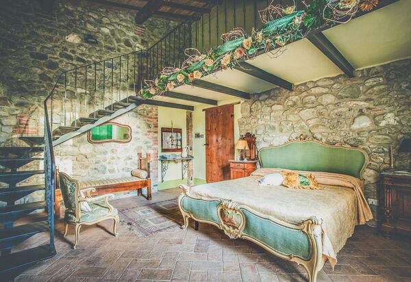 La Reggia Nel Podere: la-reggia-nel-podere-val-d-orcia-villa-bedroom