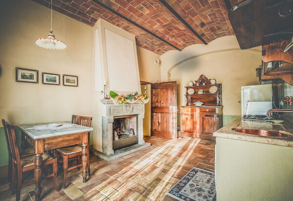 La Reggia Nel Podere: la-reggia-nel-podere-val-d-orcia-villa-kitchen