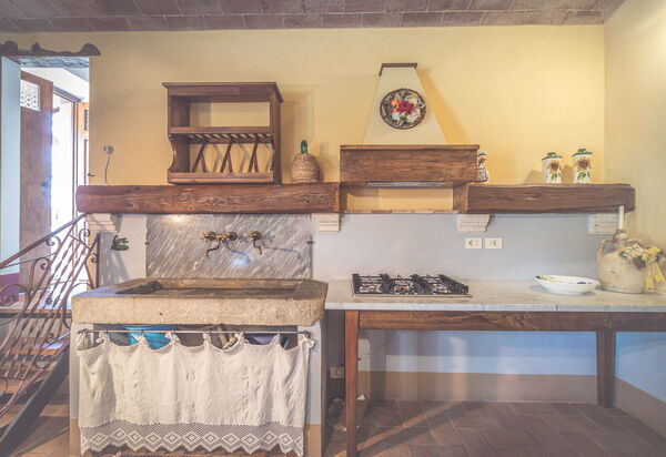 La Reggia Nel Podere: la-reggia-nel-podere-val-d-orcia-villa-kitchen