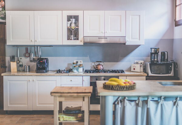 La Reggia Nel Podere: la-reggia-nel-podere-val-d-orcia-villa-kitchen