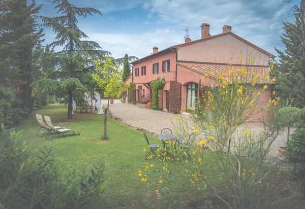 La Reggia Nel Podere: la-reggia-nel-podere-val-d-orcia-villa-external