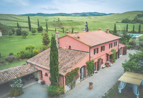 La Reggia Nel Podere: la-reggia-nel-podere-val-d-orcia-villa-external