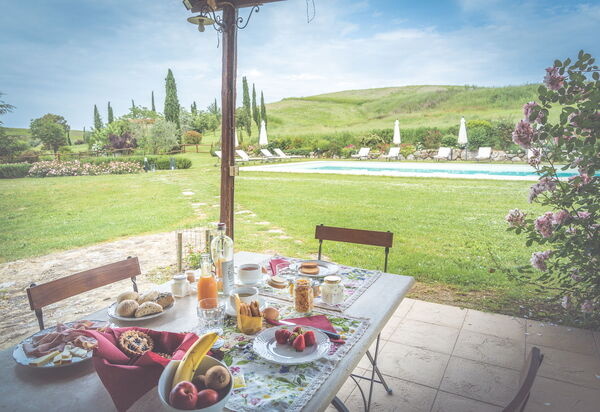 La Reggia Nel Podere: la-reggia-nel-podere-val-d-orcia-villa-patio