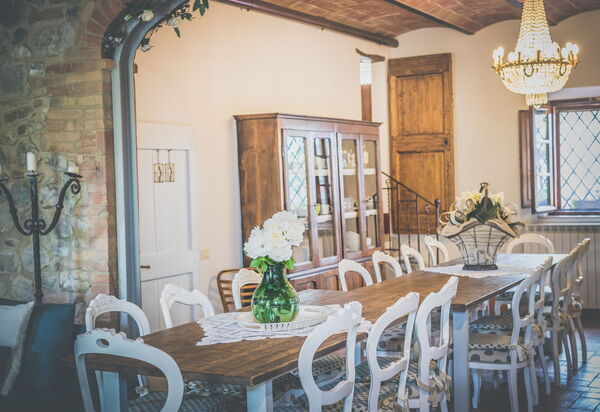 La Reggia Nel Podere: la-reggia-nel-podere-val-d-orcia-villa-dining-room