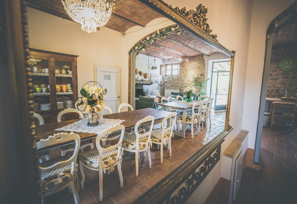 La Reggia Nel Podere: la-reggia-nel-podere-val-d-orcia-villa-dining-room