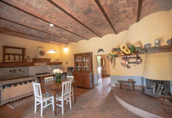 La Reggia Nel Podere: la-reggia-nel-podere-val-d-orcia-villa-living-room