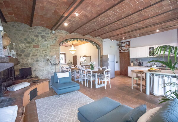 La Reggia Nel Podere: la-reggia-nel-podere-val-d-orcia-villa-living-room