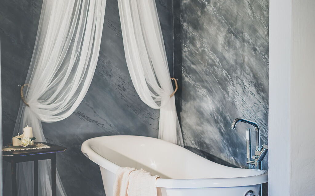 La Reggia Nel Podere: la-reggia-nel-podere-val-d-orcia-villa-bathroom