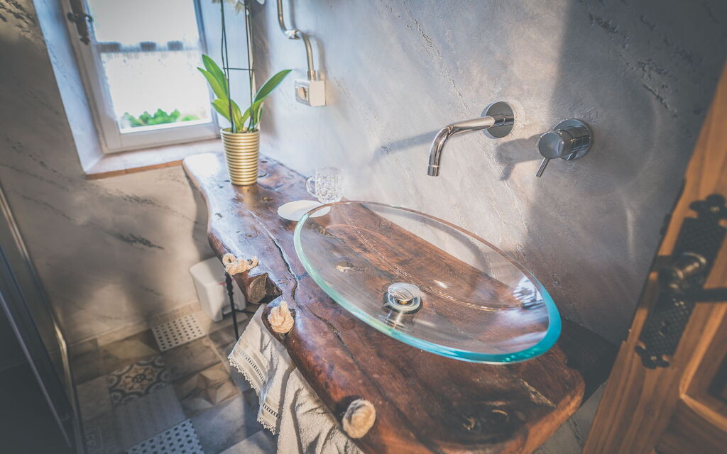 La Reggia Nel Podere: la-reggia-nel-podere-val-d-orcia-villa-bathroom