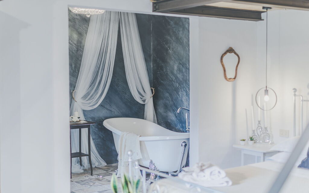 La Reggia Nel Podere: la-reggia-nel-podere-val-d-orcia-villa-bedroom