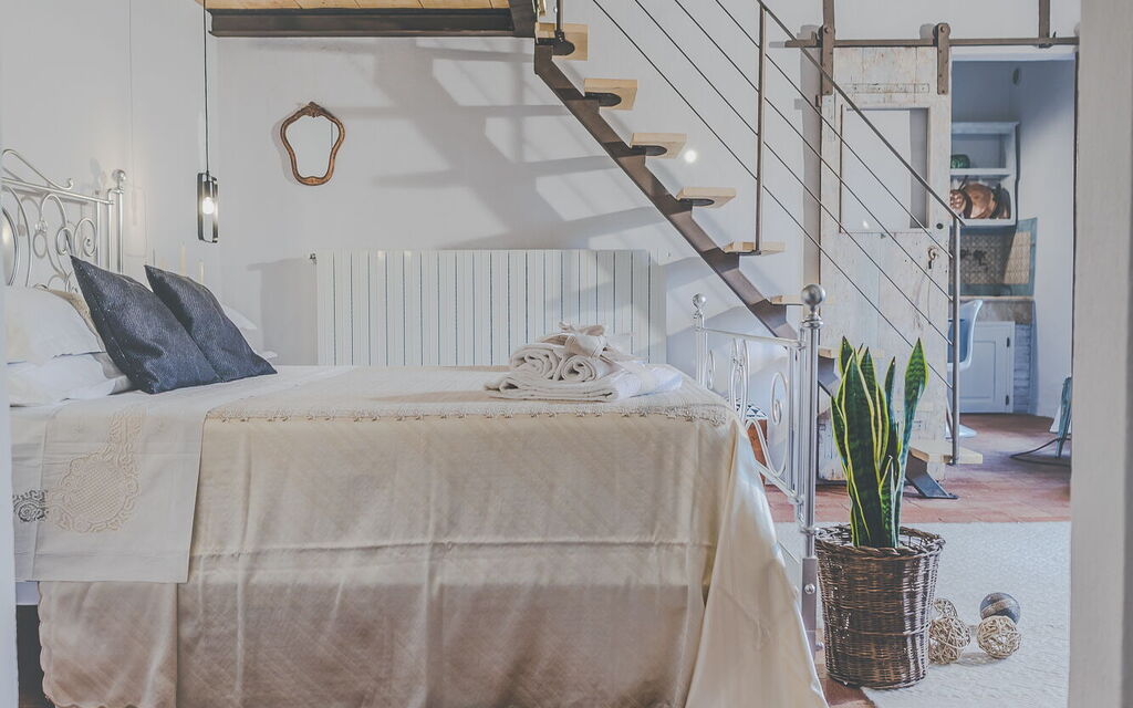 La Reggia Nel Podere: la-reggia-nel-podere-val-d-orcia-villa-bedroom