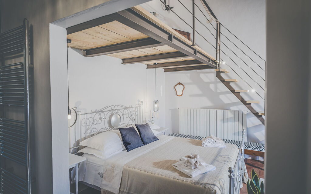 La Reggia Nel Podere: la-reggia-nel-podere-val-d-orcia-villa-bedroom