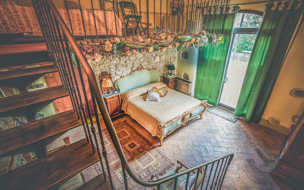 La Reggia Nel Podere: la-reggia-nel-podere-val-d-orcia-villa-bedroom