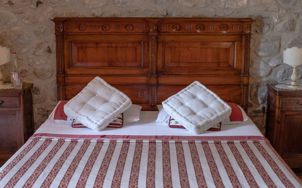 La Reggia Nel Podere: la-reggia-nel-podere-val-d-orcia-villa-bedroom