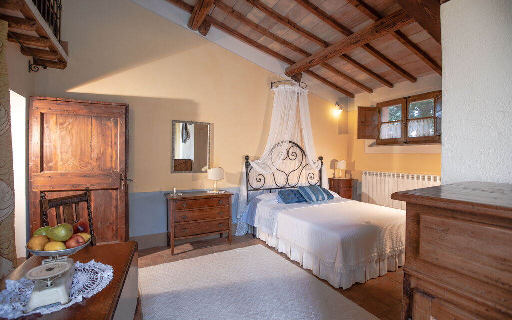 La Reggia Nel Podere: la-reggia-nel-podere-val-d-orcia-villa-bedroom