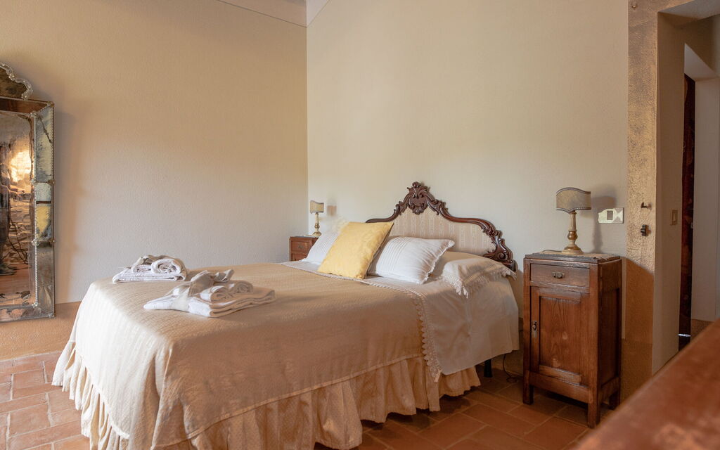 La Reggia Nel Podere: la-reggia-nel-podere-val-d-orcia-villa-bedroom
