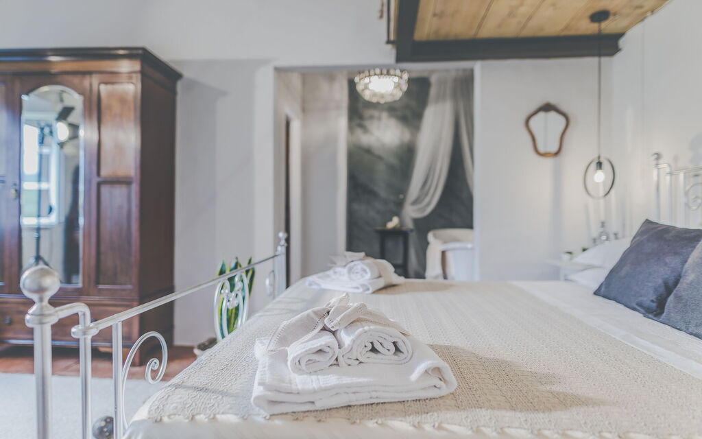 La Reggia Nel Podere: la-reggia-nel-podere-val-d-orcia-villa-bedroom