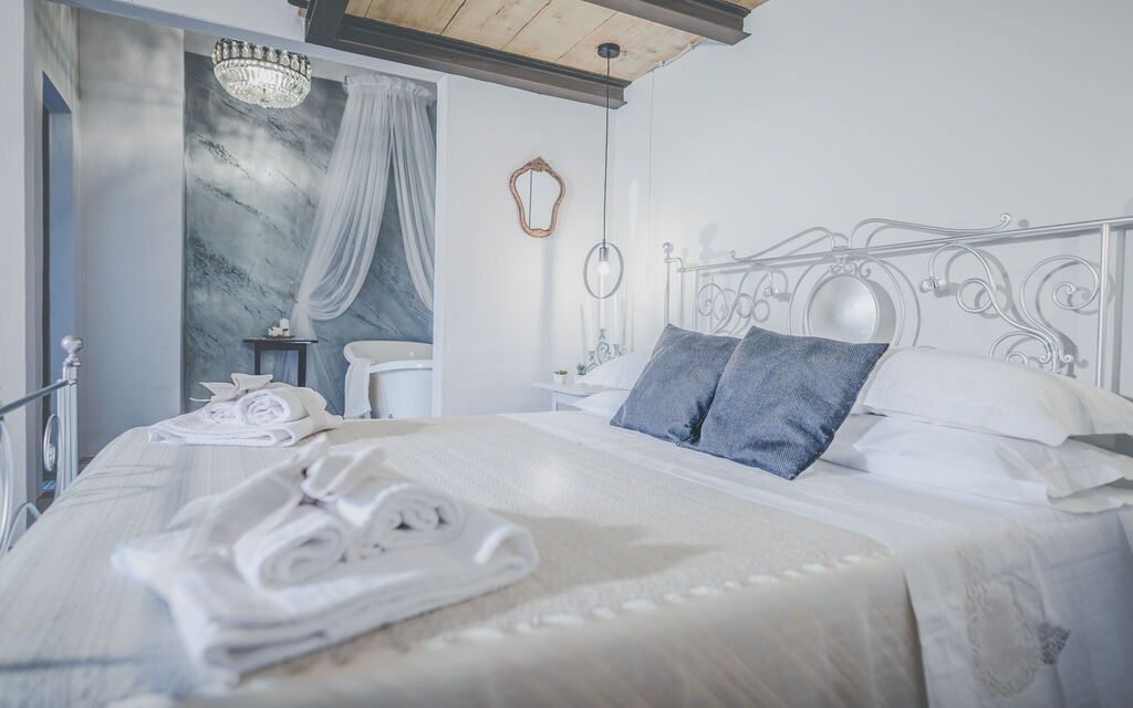 La Reggia Nel Podere: la-reggia-nel-podere-val-d-orcia-villa-bedroom