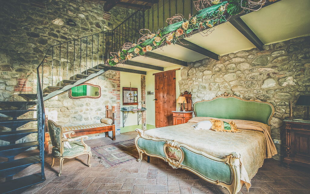 La Reggia Nel Podere: la-reggia-nel-podere-val-d-orcia-villa-bedroom