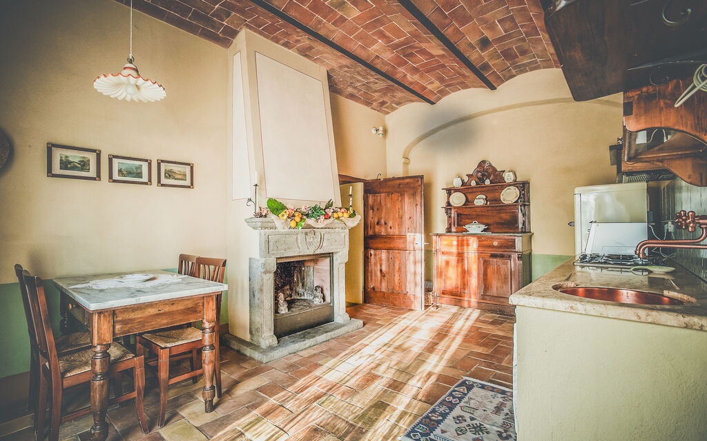 La Reggia Nel Podere: la-reggia-nel-podere-val-d-orcia-villa-kitchen