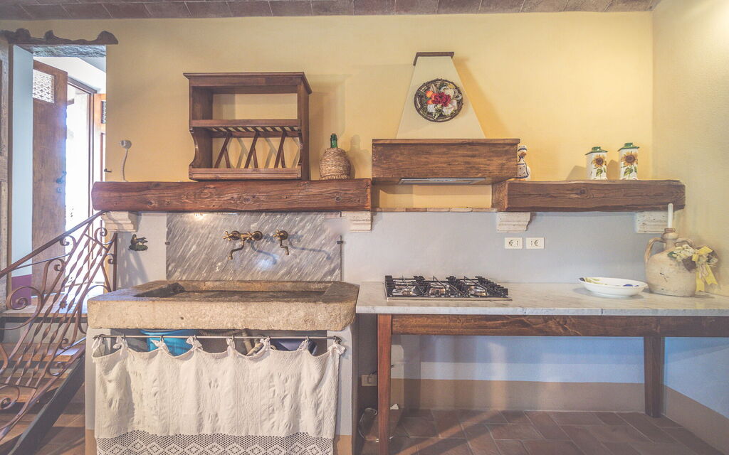 La Reggia Nel Podere: la-reggia-nel-podere-val-d-orcia-villa-kitchen