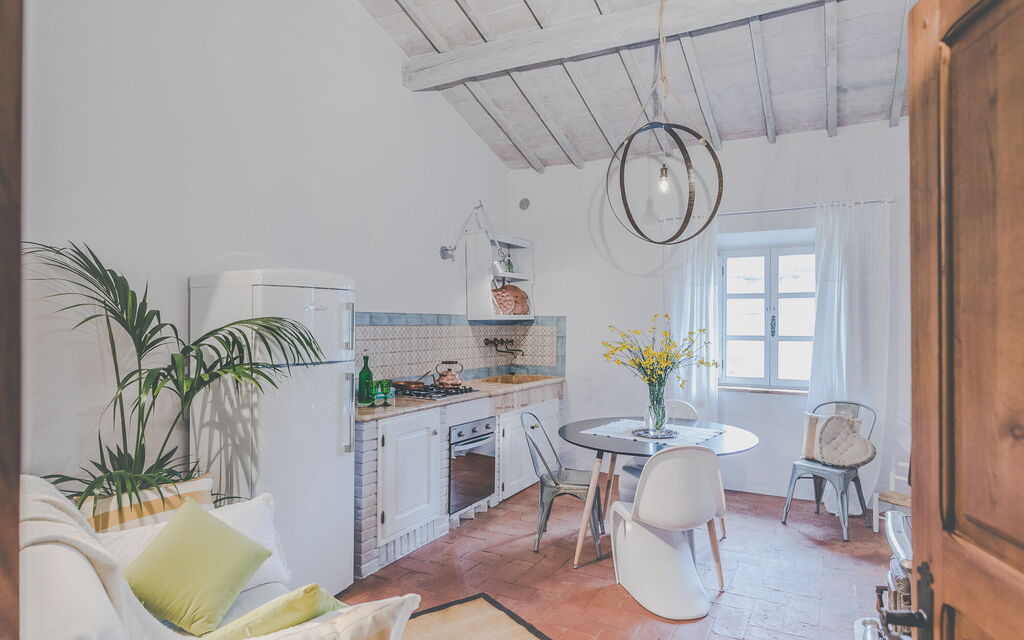 La Reggia Nel Podere: la-reggia-nel-podere-val-d-orcia-villa-kitchen