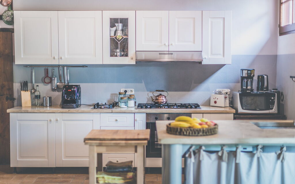 La Reggia Nel Podere: la-reggia-nel-podere-val-d-orcia-villa-kitchen