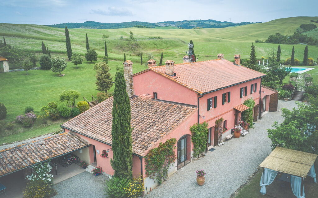 La Reggia Nel Podere: la-reggia-nel-podere-val-d-orcia-villa-external