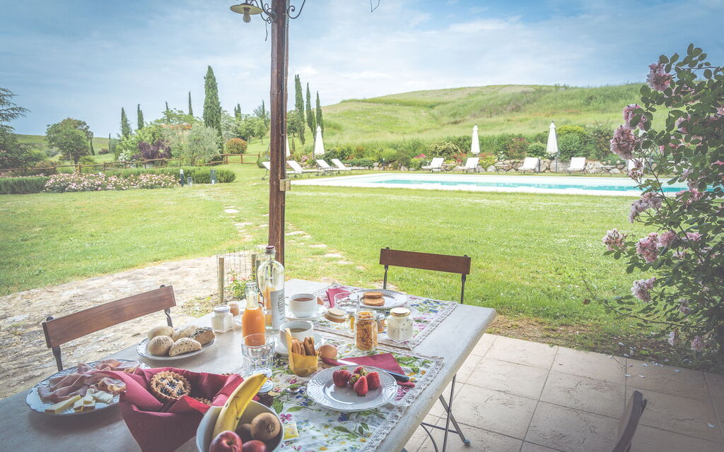 La Reggia Nel Podere: la-reggia-nel-podere-val-d-orcia-villa-patio