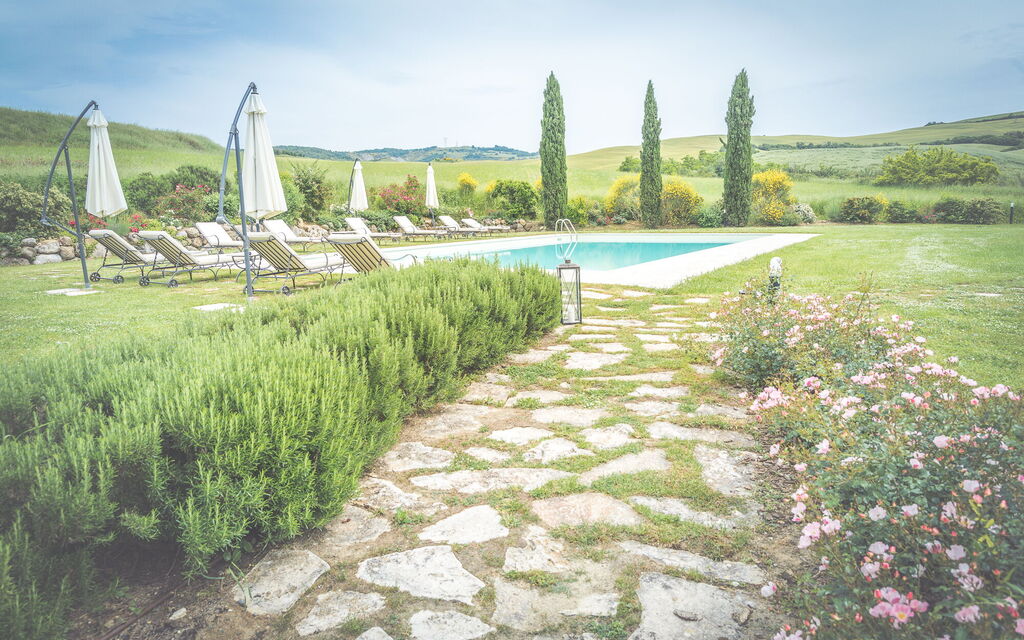 La Reggia Nel Podere: la-reggia-nel-podere-val-d-orcia-villa-pool