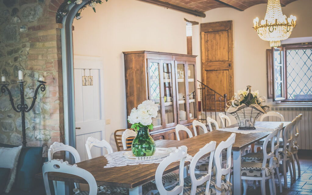 La Reggia Nel Podere: la-reggia-nel-podere-val-d-orcia-villa-dining-room