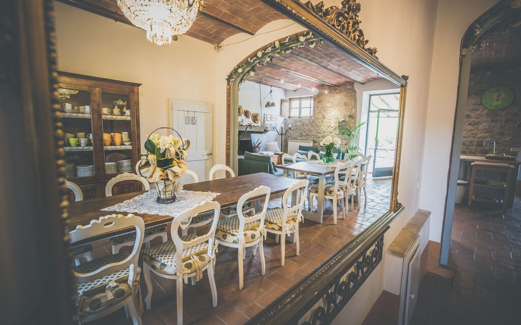 La Reggia Nel Podere: la-reggia-nel-podere-val-d-orcia-villa-dining-room