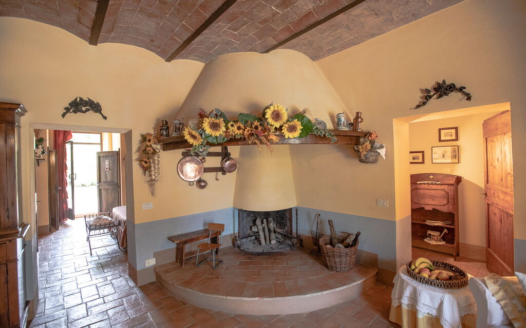 La Reggia Nel Podere: la-reggia-nel-podere-val-d-orcia-villa-living-room