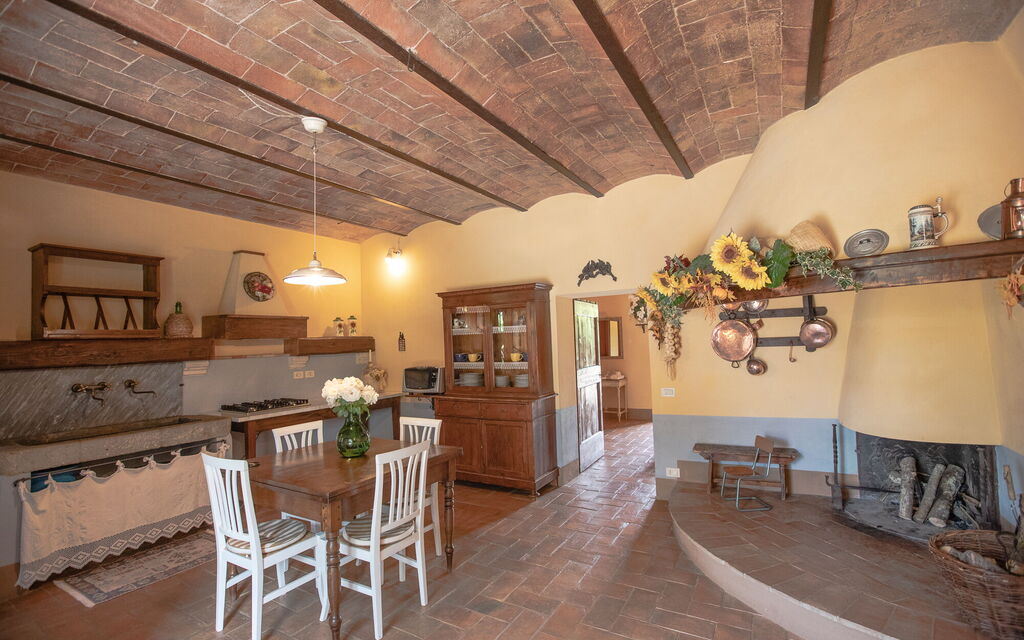 La Reggia Nel Podere: la-reggia-nel-podere-val-d-orcia-villa-living-room