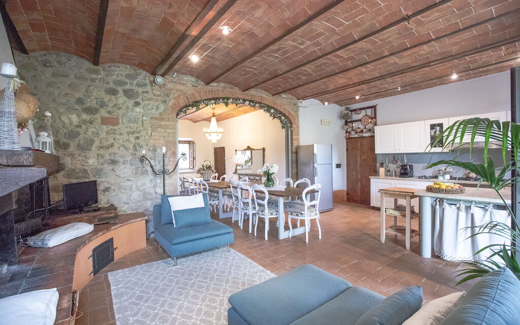 La Reggia Nel Podere: la-reggia-nel-podere-val-d-orcia-villa-living-room