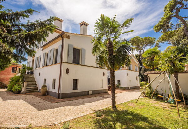 La Corte Del Grano: la-corte-del-grano-abbadia-villa-esterno