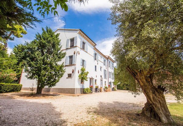 La Corte Del Grano: la-corte-del-grano-abbadia-villa-esterno