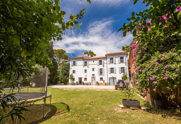 La Corte Del Grano: la-corte-del-grano-abbadia-villa-esterno