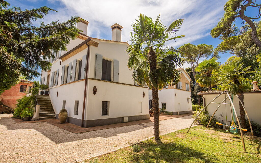 La Corte Del Grano: la-corte-del-grano-abbadia-villa-esterno
