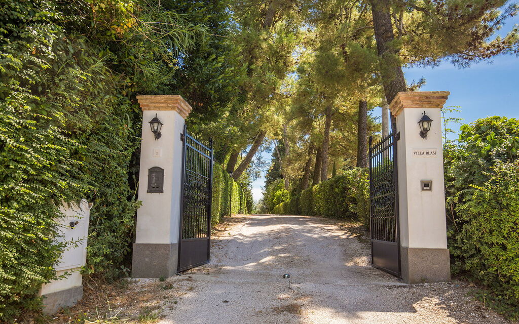 La Corte Del Grano: la-corte-del-grano-abbadia-villa-esterno