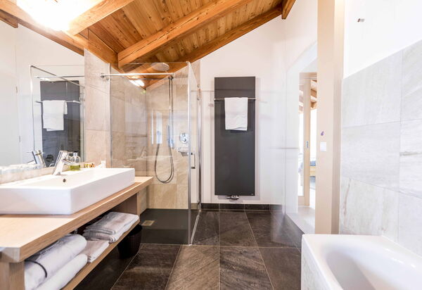 Dimora Delle Ninfee Del Garda: dimora-delle-ninfee-del-garda-castelletto-villa-bathroom