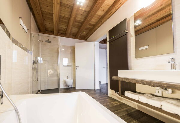 Dimora Delle Ninfee Del Garda: dimora-delle-ninfee-del-garda-castelletto-villa-bathroom