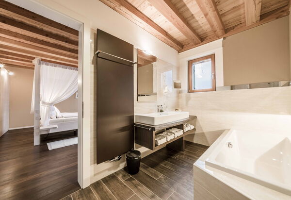 Dimora Delle Ninfee Del Garda: dimora-delle-ninfee-del-garda-castelletto-villa-bathroom